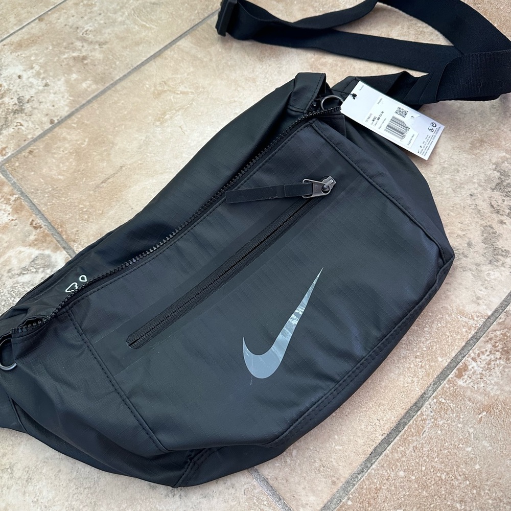Nike Elemental Winterized Crossbody Belt Bag Fanny Pack Black Water Resistant